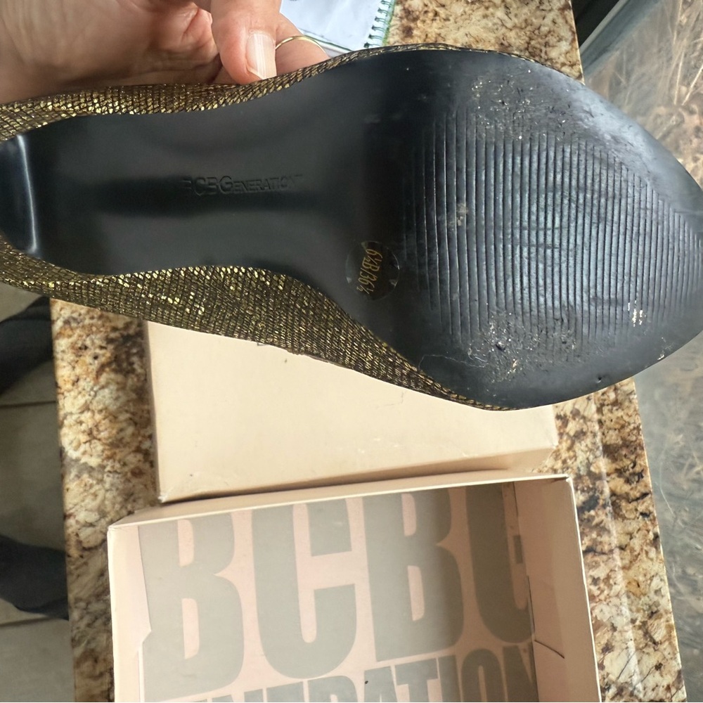 BCBGeneration Gold Heels High Stiletto & Glittery Texture - NEW in box Size 6.5 - Picture 4 of 11
